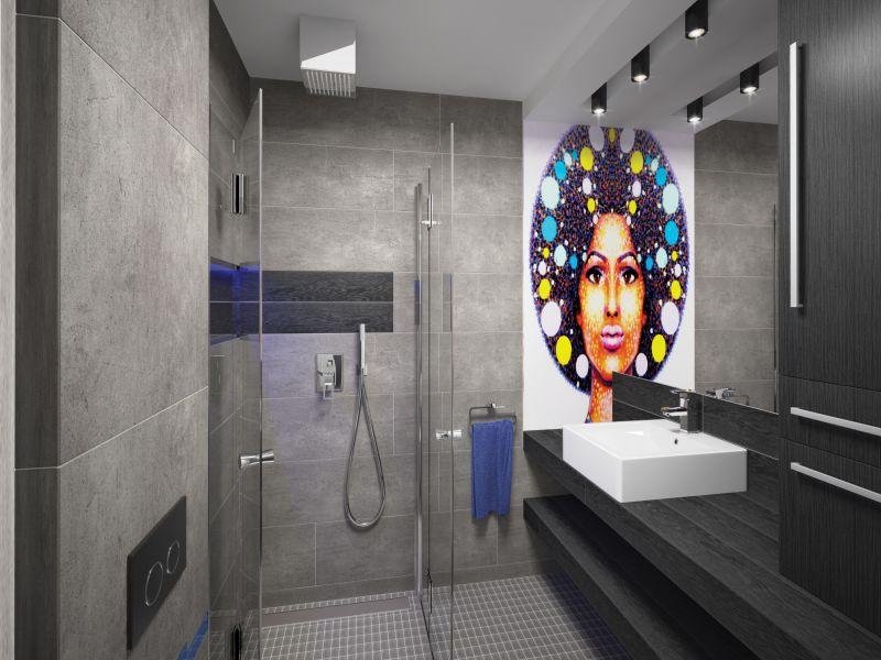 Серая ванная комната с мозаикой и другими отделочными элементами